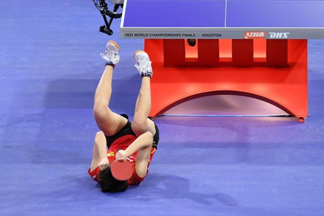 王曼昱决赛力克孙颖莎 生涯首夺世乒赛女单冠军