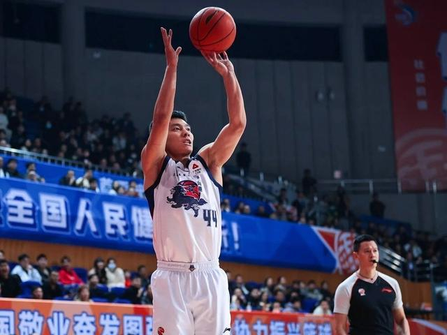 开云官网-解析山东男篮球员去留，9名国内球员合同到期，至少3名外援离队|山东队|陶汉林|季后赛|德雷克·鲍威尔|克里斯-约翰逊_新浪体育_新浪新闻